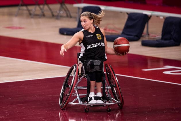 Sport Themen der Woche KW34 Sport Bilder des Tages Tokyo 2020 Paralympic Games (Rollstuhlbasketball), Pressetraining Damen Deutschland, 23.08.2021 TOKYO, JAPAN 23. August 2021 - Rollstuhlbasketball, Pressetraining der deutschen Damen im Vorfeld der Tokyo 2020 Paralympic Games am 26.08.2021 in der Ariake Arena in Tokyo Japan. Svenja Mayer ( 13, Deutschland) im Wurftraining Copyright: xBEAUTIFULxSPORTS Wunderlx