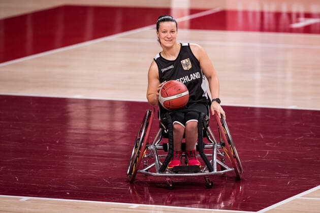 Tokyo 2020 Paralympic Games (Rollstuhlbasketball), Pressetraining Damen Deutschland, 23.08.2021 TOKYO, JAPAN 23. August 2021 - Rollstuhlbasketball, Pressetraining der deutschen Damen im Vorfeld der Tokyo 2020 Paralympic Games am 26.08.2021 in der Ariake Arena in Tokyo Japan. Anne Patzwald ( 7, Deutschland) mit dem offiziellen Spielball Copyright: xBEAUTIFULxSPORTS Wunderlx