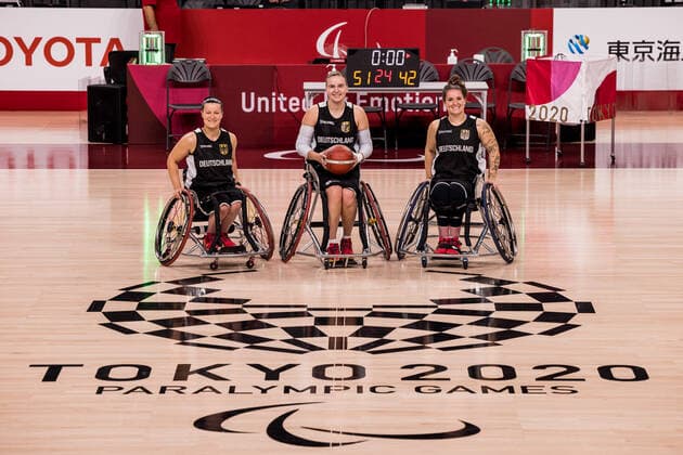 Tokyo 2020 Paralympic Games (Rollstuhlbasketball), Pressetraining Damen Deutschland, 23.08.2021 TOKYO, JAPAN 23. August 2021 - Rollstuhlbasketball, Pressetraining der deutschen Damen im Vorfeld der Tokyo 2020 Paralympic Games am 26.08.2021 in der Ariake Arena in Tokyo Japan. Anne Patzwald ( 7, Deutschland), Mareike Miller ( 4, Deutschland), Maya Lindholm ( 11, Deutschland) posieren mit dem Logo Copyright: xBEAUTIFULxSPORTS Wunderlx