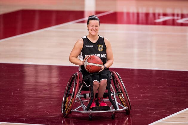 Tokyo 2020 Paralympic Games (Rollstuhlbasketball), Pressetraining Damen Deutschland, 23.08.2021 TOKYO, JAPAN 23. August 2021 - Rollstuhlbasketball, Pressetraining der deutschen Damen im Vorfeld der Tokyo 2020 Paralympic Games am 26.08.2021 in der Ariake Arena in Tokyo Japan. Anne Patzwald ( 7, Deutschland) mit dem offiziellen Spielball Copyright: xBEAUTIFULxSPORTS Wunderlx