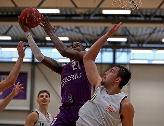 GSD zje123 easy Credit Basketball BBL Testspiel BG Göttingen - Medipolis SC Jena Göttingens James Dickey (am Ball) gegen Jenas Rayshawn Simmons