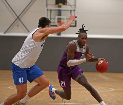 GSD zje123 easy Credit Basketball BBL Testspiel BG Göttingen - Medipolis SC Jena Göttingens James Dickey (am Ball) gegen Jenas Alexander Herrera