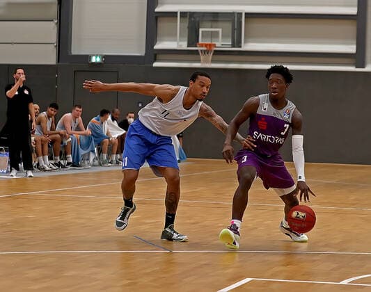 GSD zje123 easy Credit Basketball BBL Testspiel BG Göttingen - Medipolis SC Jena Göttingens Zackery Bryant (am Ball) gegen Jenas Rayshawn Simmons
