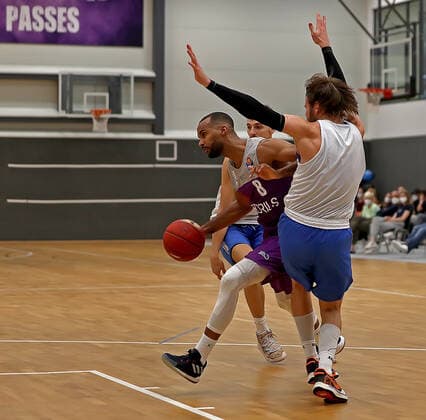 GSD zje123 easy Credit Basketball BBL Testspiel BG Göttingen - Medipolis SC Jena Göttingens Akeem Vargas (am Ball) gegen Jenas Nico Brauner
