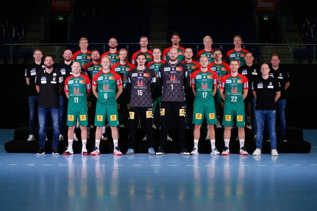 23.08.2021, xgox, Handball LIQUI MOLY HBL, SC Magdeburg Fototermin emspor, v.l. Mannschaftsfoto, Teamfoto. Gruppenfoto, Mannschaft des SC Magdeburg der Saison 2021 22 im Heimtrikot des Ausruesters Hummel Magdeburg