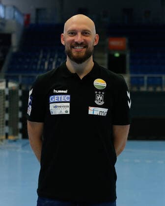 23.08.2021, xgox, Handball LIQUI MOLY HBL, SC Magdeburg Fototermin emspor, v.l. Yves Grafenhorst (Magdeburg, Co-Trainer) Portrait, Portraet, Einzelbild Magdeburg