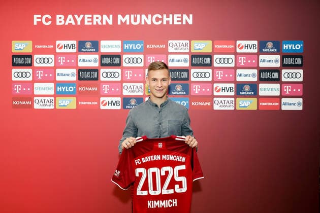 Bilder des Jahres 2021, Sport 08. August Sport Themen der Woche KW34 Sport Bilder des Tages Joshua Kimmich mit Trikot Jahr 2025 FC Bayern München PK Vertragsverlängerung Kimmich 23.08.2021 Foto: Marco Donato FC Bayern München Pool Pressefoto Rudel *** Joshua Kimmich with jersey year 2025 FC Bayern München PK contract extension Kimmich 23 08 2021 Photo Marco Donato FC Bayern München Pool Pressefoto Rudel