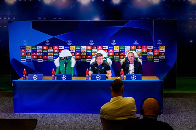 210823 Jon Dahl Tomasson, head coach and Hjalmar Tell, press officer during a press conference, PK, Pressekonferenz with Malmö FF ahead of the UEFA Champions League playoff match against Ludogorets on August 23, 2021 in Razgrad. Photo: Ludvig Thunman BILDBYRAN kod LT LT0191 fotboll football soccer fotball champions league träning presskonferens training practice press conference malmö ff bbeng Copyright: LUDVIGxTHUNMAN BB210823LT083
