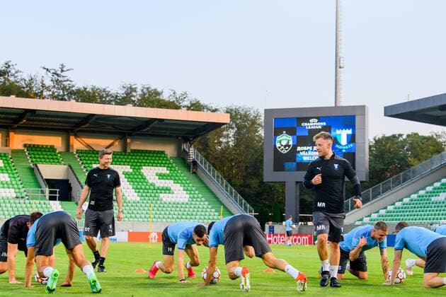 210823 Jon Dahl Tomasson, head coach and Mark Read, physical trainer during a practice with Malmö FF ahead of the UEFA Champions League playoff match against Ludogorets on August 23, 2021 in Razgrad. Photo: Ludvig Thunman BILDBYRAN kod LT LT0191 fotboll football soccer fotball champions league träning presskonferens training practice press conference, PK, Pressekonferenz malmö ff bbeng Copyright: LUDVIGxTHUNMAN BB210823LT111