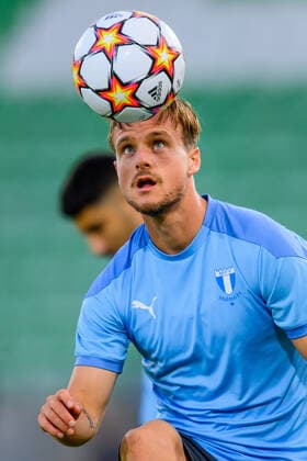210823 Eric Larsson during a practice with Malmö FF ahead of the UEFA Champions League playoff match against Ludogorets on August 23, 2021 in Razgrad. Photo: Ludvig Thunman BILDBYRAN kod LT LT0191 fotboll football soccer fotball champions league träning presskonferens training practice press conference, PK, Pressekonferenz malmö ff bbeng arena interiör general view Copyright: LUDVIGxTHUNMAN BB210823LT174