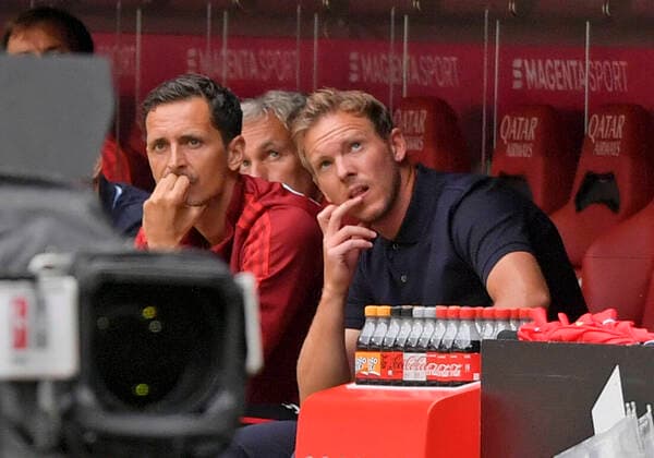 22.08.2021, Fussball 1. Bundesliga 2021 2022, 2. Spieltag, FC Bayern München - 1.FC Köln, in der Allianz-Arena München. re: Trainer Julian Nagelsmann (FC Bayern München) nachdenklich