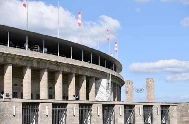 Fussball, Herren, Saison 2021 2022, Play-offs zur Europa Conference League (Rückspiel), 1. FC Union Berlin - Kuopion PS, 2 Tage vor dem Spiel wird das Olympiastadion in die rot-weißen Vereinsfarben von Union gehüllt, im Bild: Union-Fahnen wurden auf dem Dach des Olympiastadions gehisst, 24.08. 2021, Copyright: xSebastianxRäppold MatthiasxKochx
