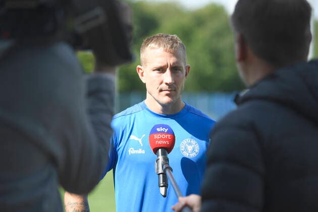 Sport Bilder des Tages Lewis Holtby (Holstein Kiel, 10) steht Rede und Antwort, Fußball, Männer, Holstein Kiel, Trainingstag, Auftakt, 2. Liga, Saison 2021 2022, 24.08.21 Kiel CITTI Fußball Park Schleswig-Holstein Germany