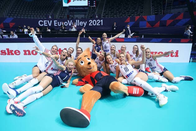 Bilder des Jahres 2021, Sport 08. August Sport Themen der Woche KW34 Sport Bilder des Tages Hungary v Croatia: Pool C - CEV EuroVolley 2021 ZADAR, CROATIA - AUGUST 24: Croatian players celebrate victory after the CEV EuroVolley 2021 Pool C match between Hungary and Croatia at Kresimir Cosic Hall in Visnjik Sports Center on August 24, 2021 in Zadar, Croatia. LukaxStanzl PIXSELL