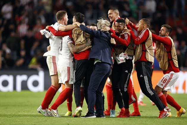 Sport Bilder des Tages EINDHOVEN - (lr) Jan Vertonghen of SL Benfica, Nicolas Otamendi of SL Benfica, SL Benfica coach Jorge Jesus during the Champions League play-offs match between PSV Eindhoven and Benfica at Phillips stadium on August 24, 2021 in Eindhoven, Netherlands.ANP MAURICE OF STONE Champions league play-offs 2021 2022 xVIxANPxSportx xxANPxIVx