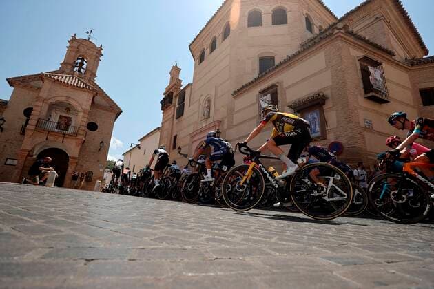 The pack of cyclists ride through the streets in Antequera during the 11th stage of the Spanish Cycling Vuelta, a 133.6km-long race between Antequera and Valdepenas de Jaen, Spain, 25 August 2021. 11th stage of the Spanish Cycling Vuelta !ACHTUNG: NUR REDAKTIONELLE NUTZUNG!  Copyright: xManuelxBruquex GRAF7813 20210825-f5794d001385e1d7fd9b8ce712263631b79513c9