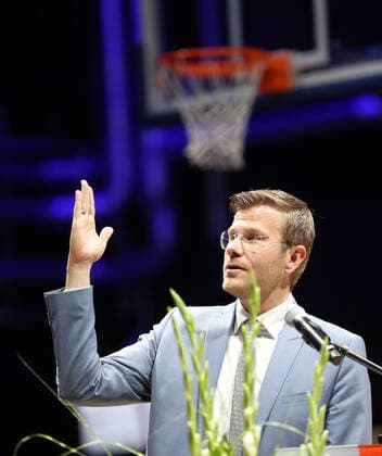 25.08.2021 - Basketball - Nürnberg Falcons Basketball Club NBC - Offizielle Einweihung der Kia Metropol Arena - Sportfoto Zink DaMa - Marcus König (Oberbürgermeister Stadt Nürnberg ) spricht Rede