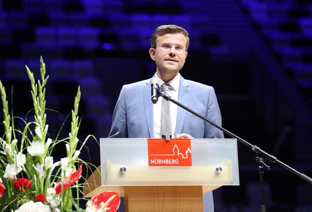 25.08.2021 - Basketball - Nürnberg Falcons Basketball Club NBC - Offizielle Einweihung der Kia Metropol Arena - Sportfoto Zink DaMa - Marcus König (Oberbürgermeister Stadt Nürnberg ) spricht Rede