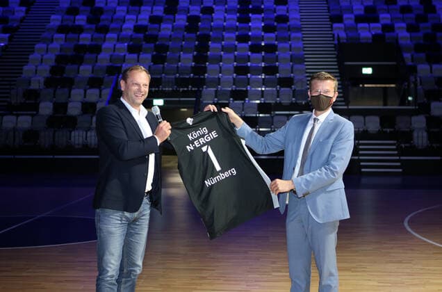25.08.2021 - Basketball - Nürnberg Falcons Basketball Club NBC - Offizielle Einweihung der Kia Metropol Arena - Sportfoto Zink DaMa - Ralph Junge ( Geschäftsführer Nürnberg Falcons BC NBC ) übergibt Marcus König (Oberbürgermeister Stadt Nürnberg ) ein Trikot