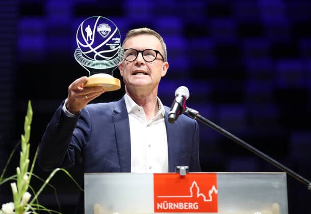 25.08.2021 - Basketball - Nürnberg Falcons Basketball Club NBC - Offizielle Einweihung der Kia Metropol Arena - Sportfoto Zink DaMa - Ralf Schekira ( Vorsitzender des Aufsichtsrates der wbg Nürnberg ) hält sympolische Schlüsselübergabe in Form einer Basketballtrophäe hoch