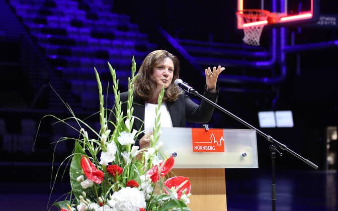 25.08.2021 - Basketball - Nürnberg Falcons Basketball Club NBC - Offizielle Einweihung der Kia Metropol Arena - Sportfoto Zink DaMa - Cornelia Trinkl ( Referentin für Schule und der Stadt Nürnberg ) spricht Rede