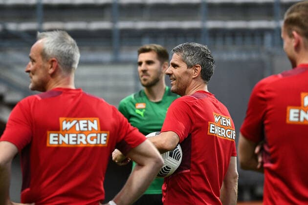 ZAPORIZHZHIA, UKRAINE - AUGUST 25, 2021 - Head coach of FC Rapid Austria Dietmar Kuhbauer is seen during the open training ahead of the 2021 2022 UEFA Europa League play-off qualifier 2nd leg game against FC Zorya Luhansk , Zaporizhzhia, southeastern Ukraine, Zaporizhzhia, southeastern Ukraine Open training of FC Rapid in Zaporizhzhia  Copyright: xDmytroxSmoliyenkox
