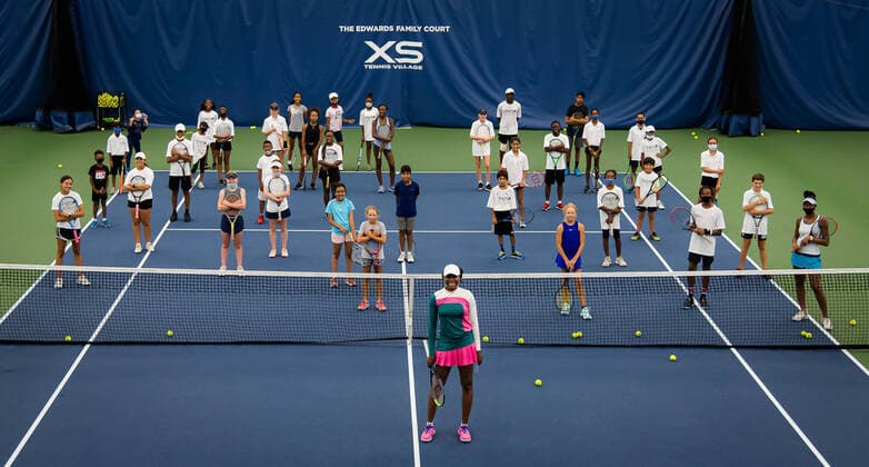 Bilder des Jahres 2021, Sport 08. August Sport Themen der Woche KW34 Sport Bilder des Tages August 25, 2021, CHICAGO, UNITED STATES: Venus Williams of the United States hosts a kids clinic at the 2021 WTA, Tennis Damen Chicago Womens Open WTA 250 tennis tournament CHICAGO UNITED STATES - ZUMAa181 20210825_zaa_a181_051 Copyright: xRobxPrangex