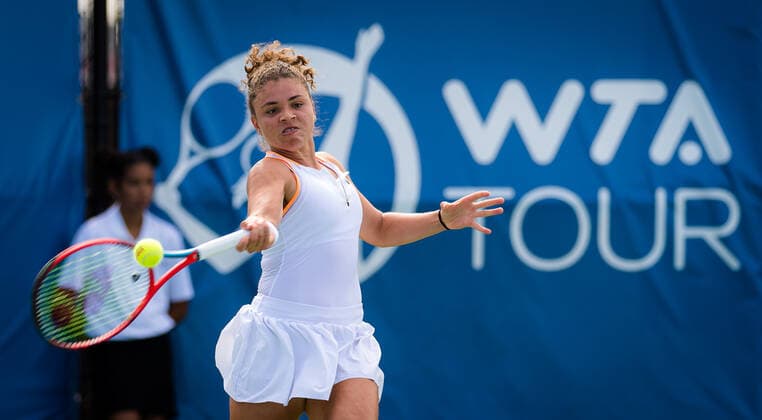 August 25, 2021, CHICAGO, UNITED STATES: Jasmine Paolini of Italy in action during her second-round match at the 2021 WTA, Tennis Damen Chicago Womens Open WTA 250 tennis tournament against Alize Cornet of France CHICAGO UNITED STATES - ZUMAa181 20210825_zaa_a181_074 Copyright: xRobxPrangex