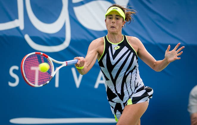 August 25, 2021, CHICAGO, UNITED STATES: Alize Cornet of France in action during her second-round match at the 2021 WTA, Tennis Damen Chicago Womens Open WTA 250 tennis tournament against Jasmine Paolini of Italy CHICAGO UNITED STATES - ZUMAa181 20210825_zaa_a181_085 Copyright: xRobxPrangex