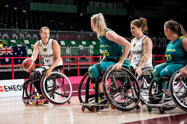 Tokyo 2020 Paralympic Games (Rollstuhlbasketball), 26.08.2021 TOKYO, JAPAN 26. August - Rollstuhlbasketball, Deutschland gegen Australien Damen, an Tag 2 der Tokyo 2020 Paralympic Games am 25.08.2021 im Musashino Forest Plaza in Tokyo Japan. Lena Knippelmeyer ( 14, Deutschland), Amber Merritt ( 15, Australien) Copyright: xBEAUTIFULxSPORTS Wunderlx