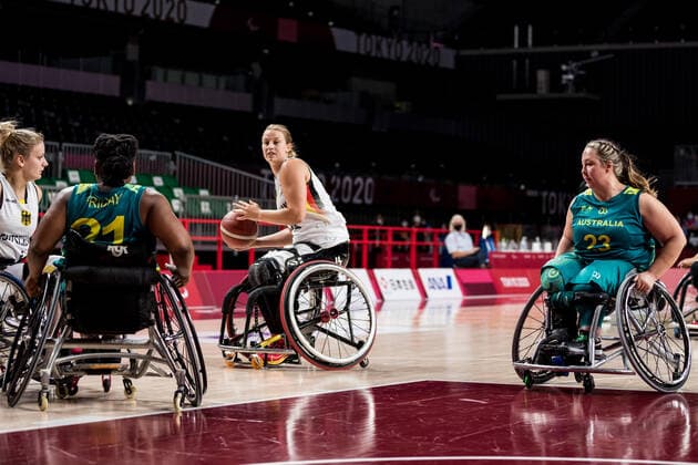 Tokyo 2020 Paralympic Games (Rollstuhlbasketball), 26.08.2021 TOKYO, JAPAN 26. August - Rollstuhlbasketball, Deutschland gegen Australien Damen, an Tag 2 der Tokyo 2020 Paralympic Games am 25.08.2021 im Musashino Forest Plaza in Tokyo Japan. Mary Friday ( 21, Australien), Lena Knippelmeyer ( 14, Deutschland), Nathalie Alexander ( 23, Australien) Copyright: xBEAUTIFULxSPORTS Wunderlx
