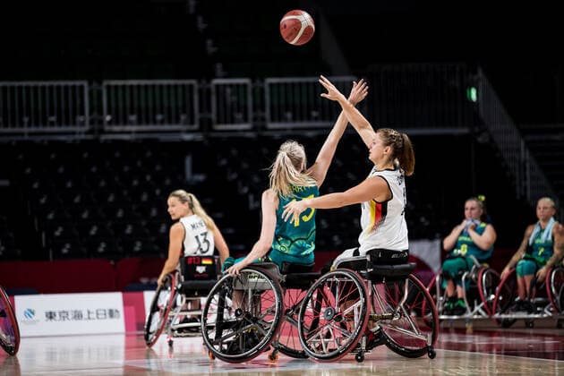 Tokyo 2020 Paralympic Games (Rollstuhlbasketball), 26.08.2021 TOKYO, JAPAN 26. August - Rollstuhlbasketball, Deutschland gegen Australien Damen, an Tag 2 der Tokyo 2020 Paralympic Games am 25.08.2021 im Musashino Forest Plaza in Tokyo Japan. Amber Merritt ( 15, Australien), Katharina Lang ( 8, Deutschland) Copyright: xBEAUTIFULxSPORTS Wunderlx