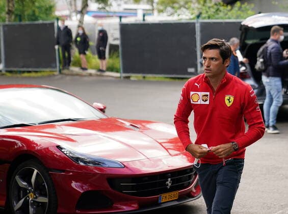 FORMULA 1 ROLEX BELGIAN GRAND PRIX 2021 26.08.2021, Circuit de Spa-Francorchamps, Spa-Franchorchamps, FORMULA 1 ROLEX BELGIAN GRAND PRIX 2021 , im Bild Carlos Sainz Jr. (ESP 55), Scuderia Ferrari Mission Winnow kommt mit einem Ferrari an die Strecke gefahren.