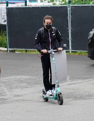 FORMULA 1 ROLEX BELGIAN GRAND PRIX 2021 26.08.2021, Circuit de Spa-Francorchamps, Spa-Franchorchamps, FORMULA 1 ROLEX BELGIAN GRAND PRIX 2021 , im Bild Fernando Alonso (ESP 14), Alpine F1 Team kommt mit einem Elektzroscooter an die Strecke gefahren.