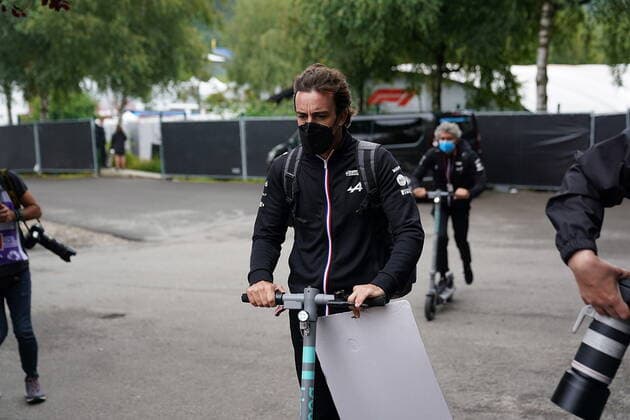 FORMULA 1 ROLEX BELGIAN GRAND PRIX 2021 26.08.2021, Circuit de Spa-Francorchamps, Spa-Franchorchamps, FORMULA 1 ROLEX BELGIAN GRAND PRIX 2021 , im Bild Fernando Alonso (ESP 14), Alpine F1 Team kommt mit einem Elektzroscooter an die Strecke gefahren.
