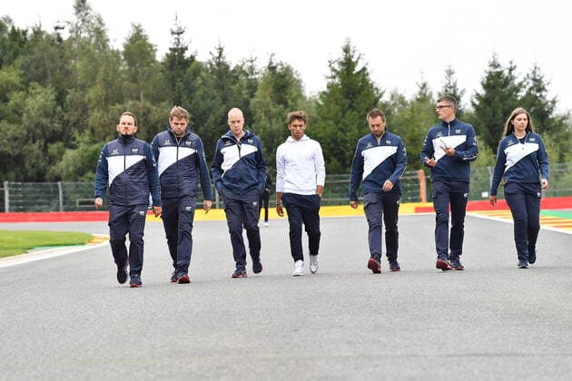 FORMULA 1 ROLEX BELGIAN GRAND PRIX 2021 26.08.2021, Circuit de Spa-Francorchamps, Spa-Franchorchamps, FORMULA 1 ROLEX BELGIAN GRAND PRIX 2021 , im Bild Pierre Gasly (FRA 10), Scuderia AlphaTauri Honda geht mit seinen Ingenieuren über die Strecke.