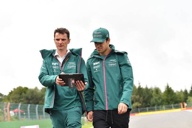 FORMULA 1 ROLEX BELGIAN GRAND PRIX 2021 26.08.2021, Circuit de Spa-Francorchamps, Spa-Franchorchamps, FORMULA 1 ROLEX BELGIAN GRAND PRIX 2021 , im Bild Lance Stroll (CAN 18), Aston Martin Cognizant Formula One Team geht mit seinen Ingenieuren über die Strecke.