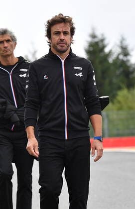 FORMULA 1 ROLEX BELGIAN GRAND PRIX 2021 26.08.2021, Circuit de Spa-Francorchamps, Spa-Franchorchamps, FORMULA 1 ROLEX BELGIAN GRAND PRIX 2021 , im Bild Fernando Alonso (ESP 14), Alpine F1 Team geht mit seinen Ingenieuren über die Strecke.