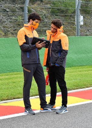 FORMULA 1 ROLEX BELGIAN GRAND PRIX 2021 26.08.2021, Circuit de Spa-Francorchamps, Spa-Franchorchamps, FORMULA 1 ROLEX BELGIAN GRAND PRIX 2021 , im Bild Lando Norris (GBR 4), McLaren F1 Team geht mit seinen Ingenieuren über die Strecke.