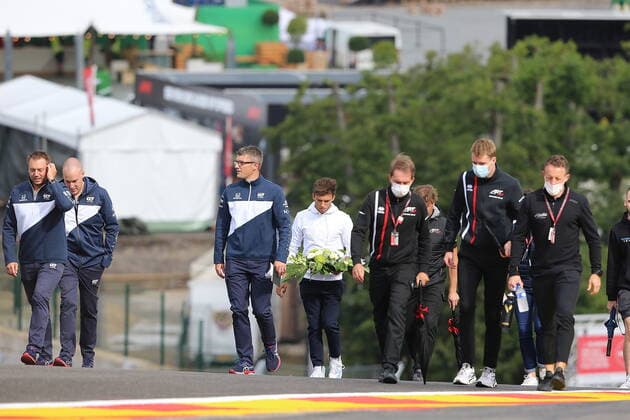 FORMULA 1 ROLEX BELGIAN GRAND PRIX 2021 26.08.2021, Circuit de Spa-Francorchamps, Spa-Franchorchamps, FORMULA 1 ROLEX BELGIAN GRAND PRIX 2021 , im Bild Pierre Gasly (FRA 10), Scuderia AlphaTauri Honda legt einen Blumenstrauss an der Unfallstelle des tödlichen verunglückten Anthoine Hubert ab.