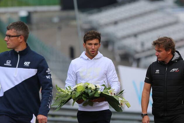FORMULA 1 ROLEX BELGIAN GRAND PRIX 2021 26.08.2021, Circuit de Spa-Francorchamps, Spa-Franchorchamps, FORMULA 1 ROLEX BELGIAN GRAND PRIX 2021 , im Bild Pierre Gasly (FRA 10), Scuderia AlphaTauri Honda legt einen Blumenstrauss an der Unfallstelle des tödlichen verunglückten Anthoine Hubert ab.