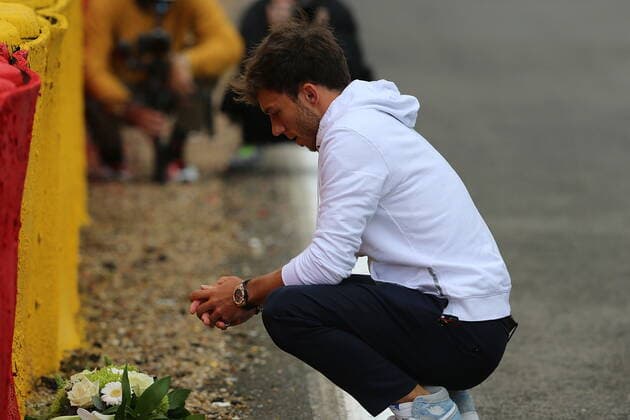 FORMULA 1 ROLEX BELGIAN GRAND PRIX 2021 26.08.2021, Circuit de Spa-Francorchamps, Spa-Franchorchamps, FORMULA 1 ROLEX BELGIAN GRAND PRIX 2021 , im Bild Pierre Gasly (FRA 10), Scuderia AlphaTauri Honda legt einen Blumenstrauss an der Unfallstelle des tödlichen verunglückten Anthoine Hubert ab.