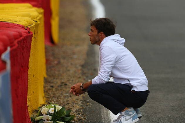 FORMULA 1 ROLEX BELGIAN GRAND PRIX 2021 26.08.2021, Circuit de Spa-Francorchamps, Spa-Franchorchamps, FORMULA 1 ROLEX BELGIAN GRAND PRIX 2021 , im Bild Pierre Gasly (FRA 10), Scuderia AlphaTauri Honda legt einen Blumenstrauss an der Unfallstelle des tödlichen verunglückten Anthoine Hubert ab.
