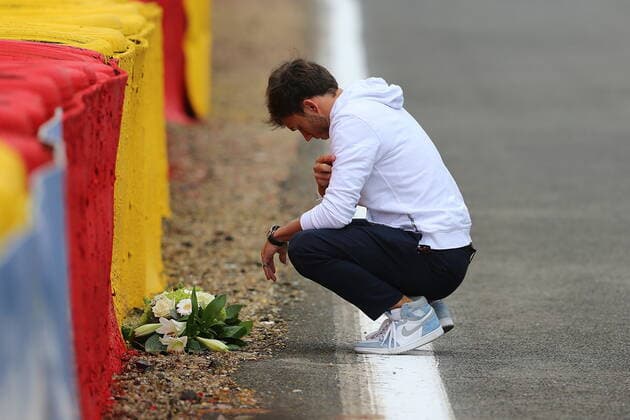 FORMULA 1 ROLEX BELGIAN GRAND PRIX 2021 26.08.2021, Circuit de Spa-Francorchamps, Spa-Franchorchamps, FORMULA 1 ROLEX BELGIAN GRAND PRIX 2021 , im Bild Pierre Gasly (FRA 10), Scuderia AlphaTauri Honda legt einen Blumenstrauss an der Unfallstelle des tödlichen verunglückten Anthoine Hubert ab.