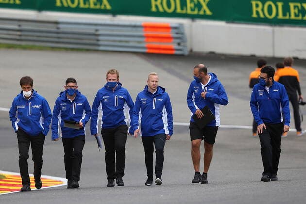 FORMULA 1 ROLEX BELGIAN GRAND PRIX 2021 26.08.2021, Circuit de Spa-Francorchamps, Spa-Franchorchamps, FORMULA 1 ROLEX BELGIAN GRAND PRIX 2021 , im Bild Nikita Mazepin (RUS 9), Haas F1 Team geht mit seinen Ingenieuren über die Strecke.