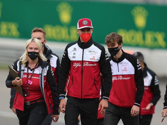 FORMULA 1 ROLEX BELGIAN GRAND PRIX 2021 26.08.2021, Circuit de Spa-Francorchamps, Spa-Franchorchamps, FORMULA 1 ROLEX BELGIAN GRAND PRIX 2021 , im Bild Antonio Giovinazzi (ITA 99), Alfa Romeo Racing ORLEN geht mit seinen Ingenieuren über die Strecke.
