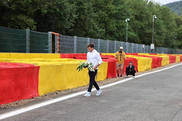FORMULA 1 ROLEX BELGIAN GRAND PRIX 2021 26.08.2021, Circuit de Spa-Francorchamps, Spa-Franchorchamps, FORMULA 1 ROLEX BELGIAN GRAND PRIX 2021 , im Bild Pierre Gasly (FRA 10), Scuderia AlphaTauri Honda legt einen Blumenstrauss an der Unfallstelle des tödlichen verunglückten Anthoine Hubert ab.