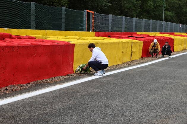 FORMULA 1 ROLEX BELGIAN GRAND PRIX 2021 26.08.2021, Circuit de Spa-Francorchamps, Spa-Franchorchamps, FORMULA 1 ROLEX BELGIAN GRAND PRIX 2021 , im Bild Pierre Gasly (FRA 10), Scuderia AlphaTauri Honda legt einen Blumenstrauss an der Unfallstelle des tödlichen verunglückten Anthoine Hubert ab.