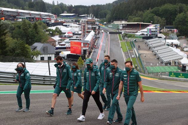 FORMULA 1 ROLEX BELGIAN GRAND PRIX 2021 26.08.2021, Circuit de Spa-Francorchamps, Spa-Franchorchamps, FORMULA 1 ROLEX BELGIAN GRAND PRIX 2021 , im Bild Lance Stroll (CAN 18), Aston Martin Cognizant Formula One Team geht mit seinen Ingenieuren über die Strecke.