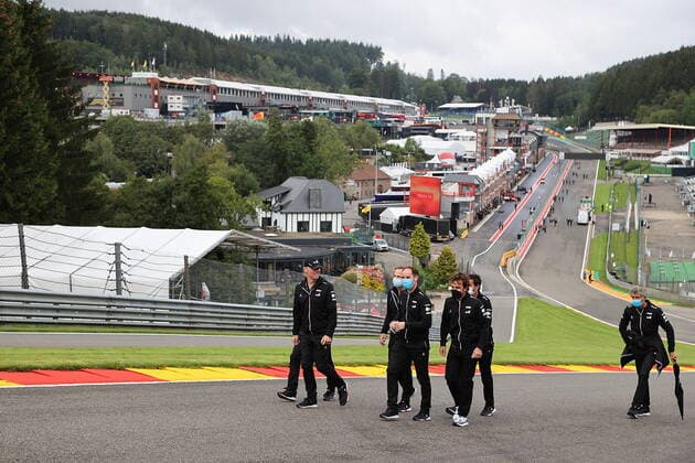 FORMULA 1 ROLEX BELGIAN GRAND PRIX 2021 26.08.2021, Circuit de Spa-Francorchamps, Spa-Franchorchamps, FORMULA 1 ROLEX BELGIAN GRAND PRIX 2021 , im Bild Fernando Alonso (ESP 14), Alpine F1 Team geht mit seinen Ingenieuren über die Strecke.